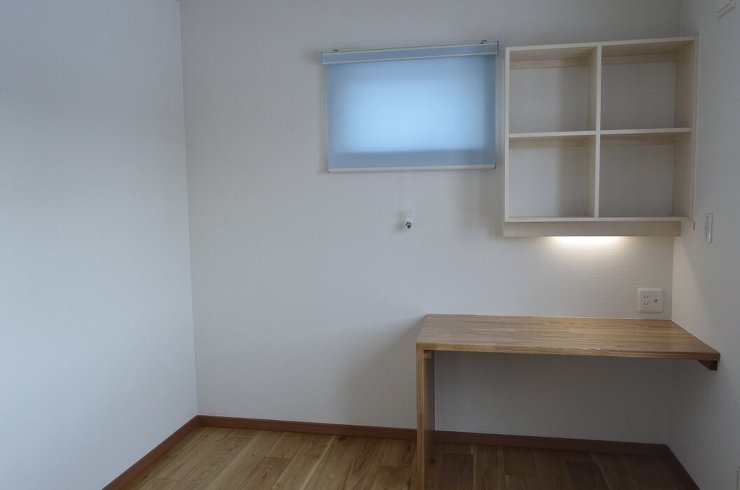 寝室のちょっとした書斎スペースが嬉しい家...