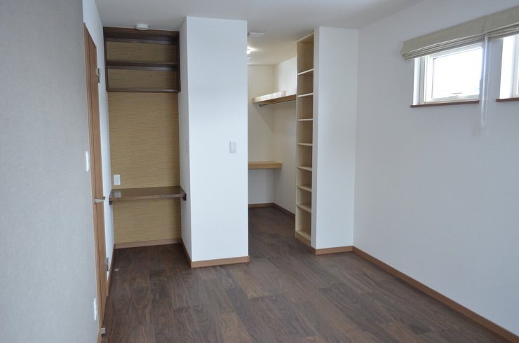 寝室のちょっとした書斎スペースが嬉しい家...