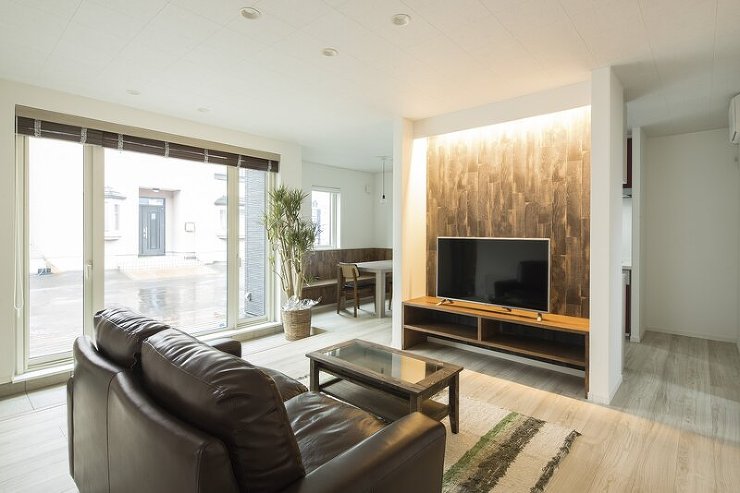 ダイニングの上に吹抜けのある家