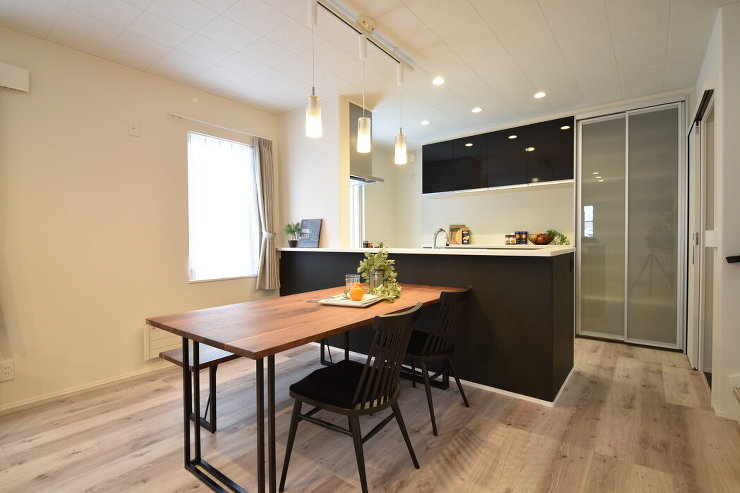 白と黒でまとめたシンプルモダンな家【アイ...