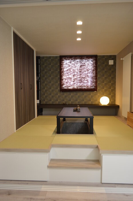 小上がりのワークスペース、オープンキッチ...