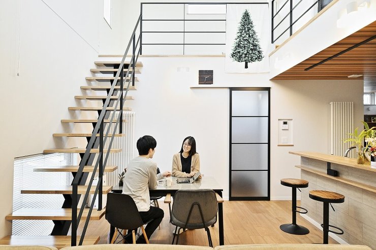 インナーガレージ＆カーポートのある黒ガルバリウムの家【リノベーション】