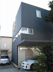 黒の家−千葉学　House in Bla...