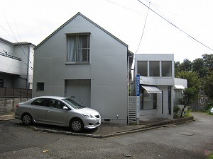 坂田山附の家−坂本一成　House in...