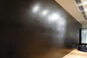 黒漆喰磨き仕上げ - 内壁での施工例