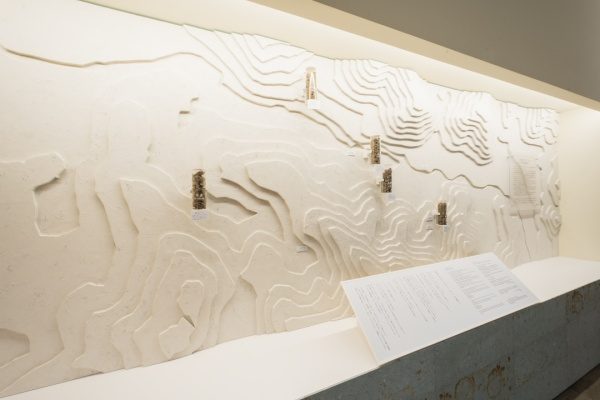 土で等高線を表現したマッテオ・ブリオーニ仕上げの壁