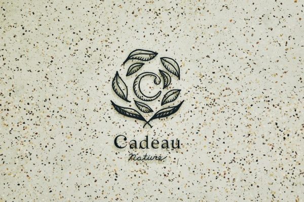 お茶の葉入り玉石ビールストーン仕上げ。カドーナチュールロゴ部分