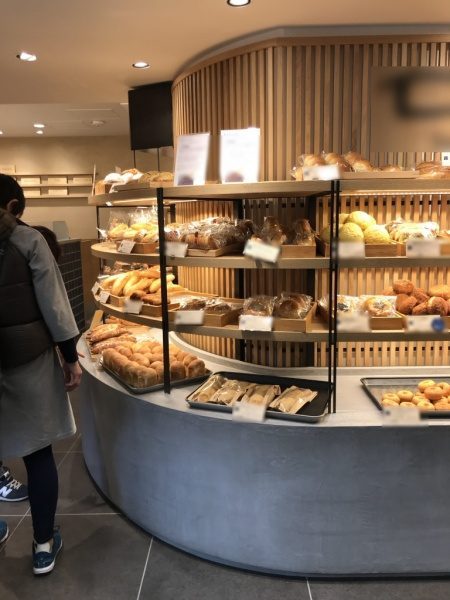 モールテックスグレーの陳列台。六本木のパン屋さん