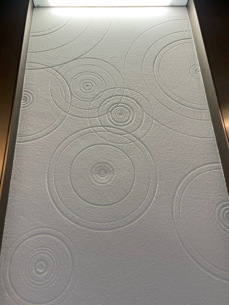 介護施設の壁面に施工した波や波紋を施したリネアルテ仕上げの壁