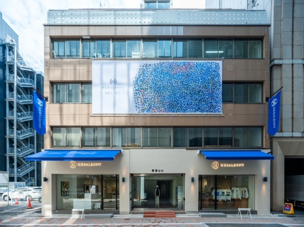 HERALBONY LABORATORY GINZAの外壁に施工したポリーブルの壁