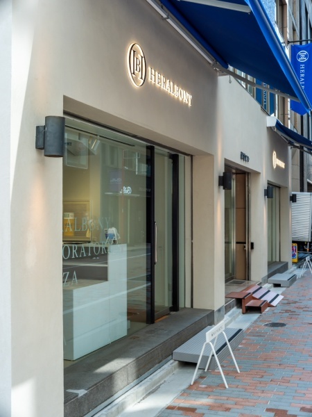 HERALBONY LABORATORY GINZAの外壁に施工したポリーブルの壁。下地はアトラスボード