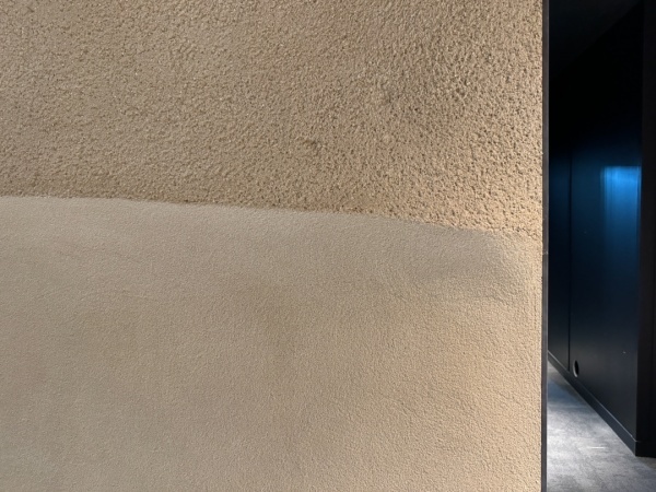 山のような立体感のあるラインを入れて目の粗さも違いを出したプラスタル搔き落としで施工したエントランス壁面