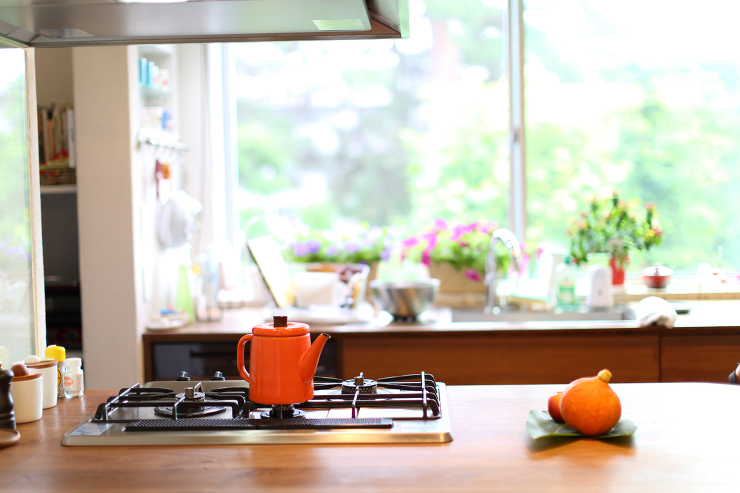お隣の庭や神社の杜の景色を取り込む「借景...