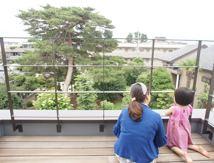 お隣の庭や神社の杜の景色を取り込む「借景...