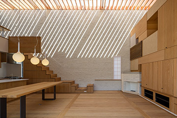 ルーバー天井の居間