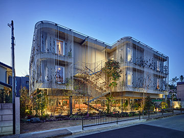 外観南東面 夕景