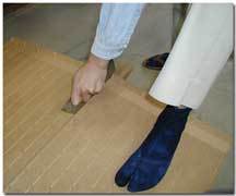 ボード床を包丁で切る