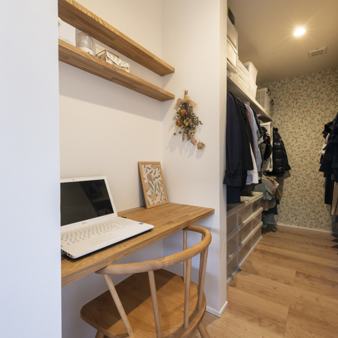ウォークインクローゼット前にはちょっとしたパソコンスペースが