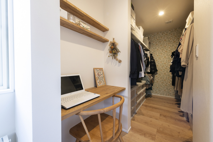 ウォークインクローゼット前にはちょっとしたパソコンスペースが