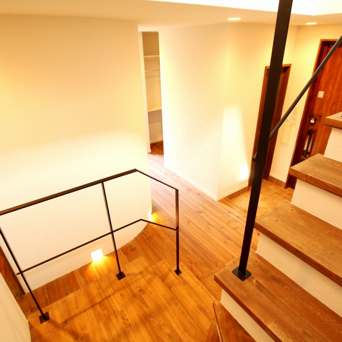 無垢の床に、ブラックのアイアンが雰囲気を出してます