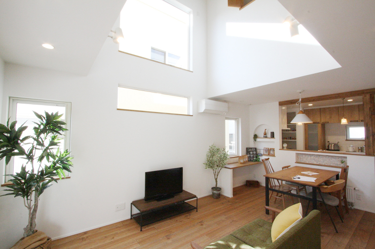 大きな吹抜けが心地よい