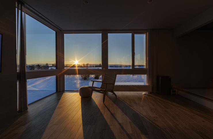写真：夕日を眺める絶景リビングの家