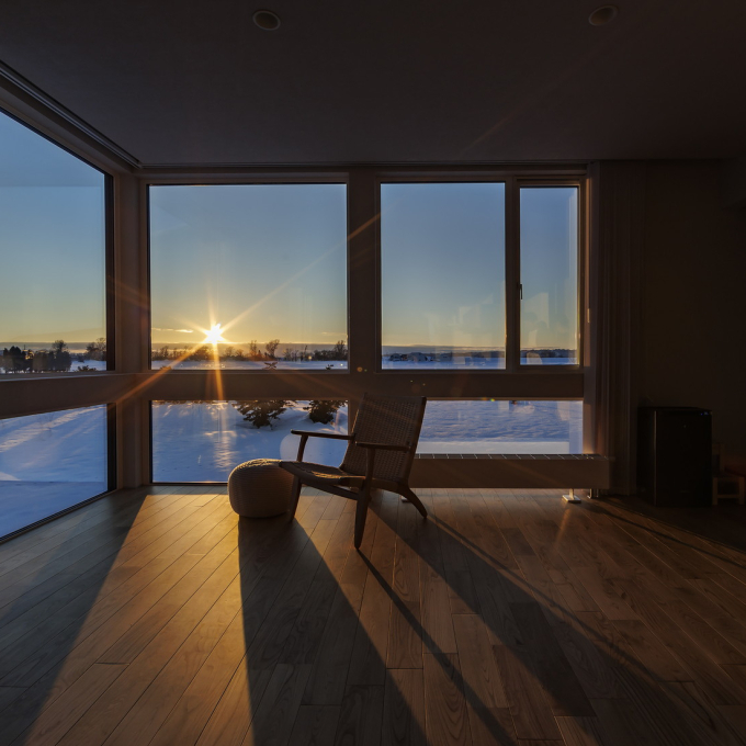 夕日を眺める絶景リビングの家｜R+hou...