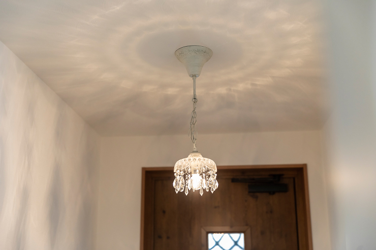 玄関のペンダントライトは、天井に反射する光も美しい