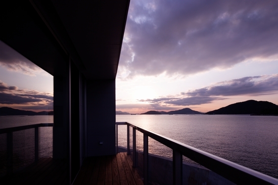 「坂の下の家」 海に面した開放的な家。 屋上付2世帯住宅。