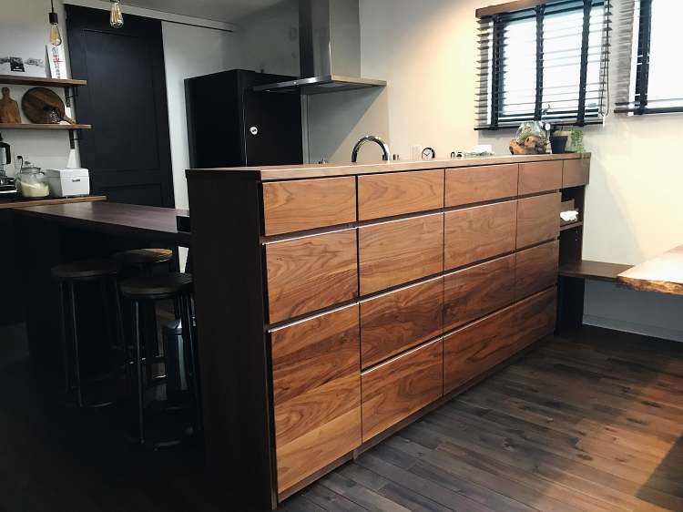 ウォールナットの木目が繋がるキッチン背面収納 オーダーメイド家具のKI...