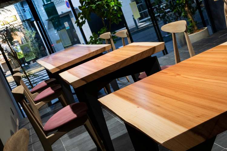 『SEIRYU CAFE』並べて繋がる、スギ一枚板テーブル オーダーメ...