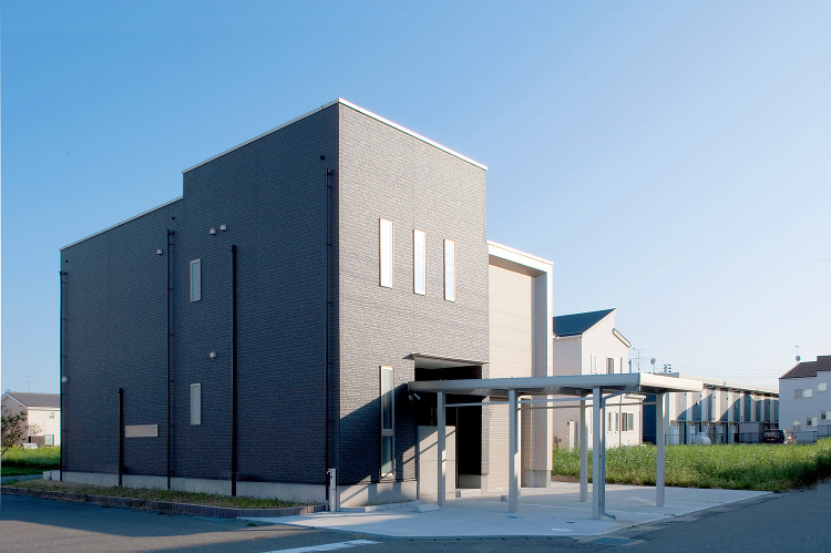 ガレージハウス×中庭のある家 | アトリエジニアス｜新潟で新築の一戸建...