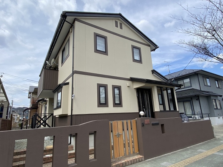 宮城県岩沼市の一般住宅。特殊繊維塗料で塗り替えを行いました。 | 外壁...