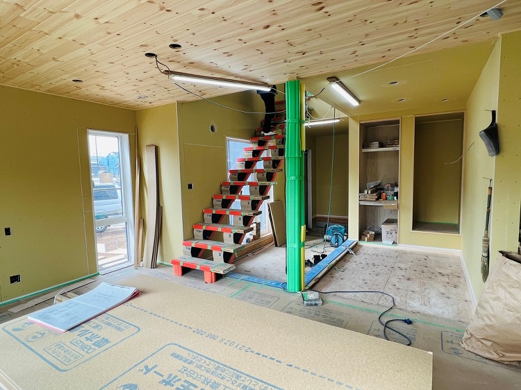 リビング土間のある田舎暮らしの家（オープン階段） |高気密高断熱 | ...