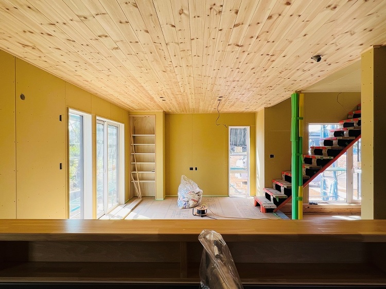 リビング土間のある田舎暮らしの家(天井羽目板張り) |高気密高断熱 |...