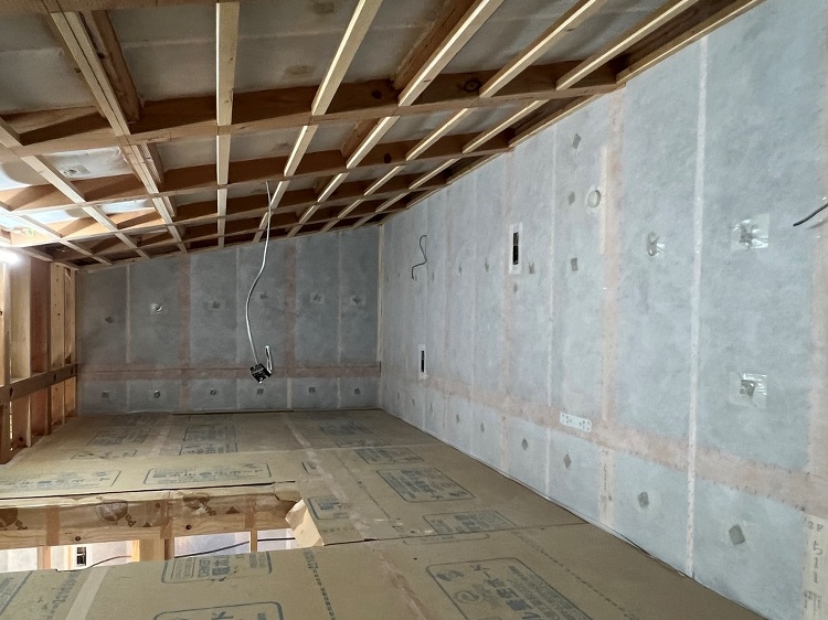 リビング土間のある田舎暮らしの家（セルロースファイバー吹込み断熱工事）...