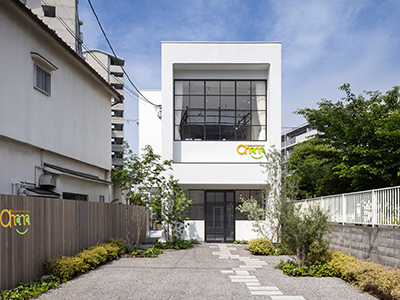建築家とたてた大阪府門真市にある写真スタジオ「Ohana」借景を利用し...