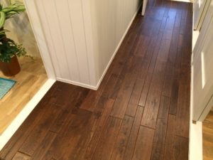アンティーク加工を施した無垢フローリングとは?