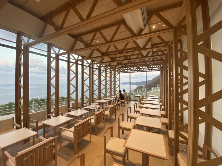 ヒノキを圧縮した木製L型アングルによるトラス架構、坂茂氏が「潮騒レスト...
