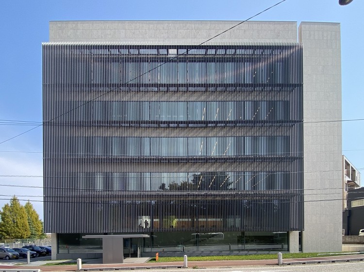 可動とは思えないアルミルーバーはさすが谷口吉生氏、新作「富山新聞高岡会...