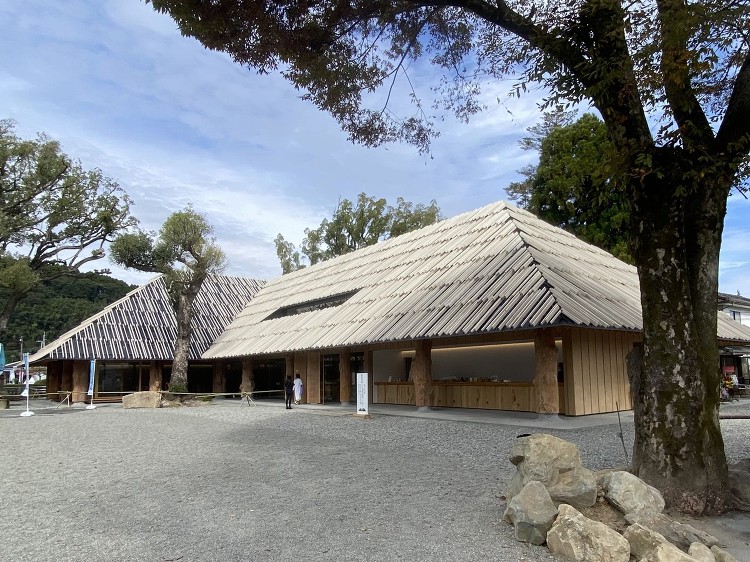豪雨復興の青井阿蘇神社・国宝記念館、隈研吾流の本気の木造建築で“木の建...