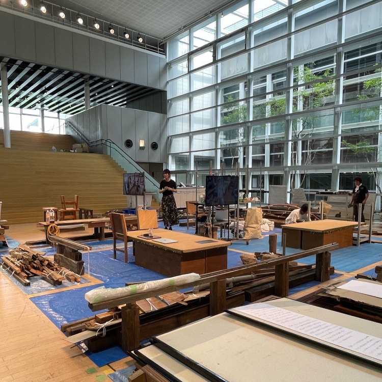 空き家の記憶を継承する一軒分の廃材と、そこから再生された日用品の数々 ...