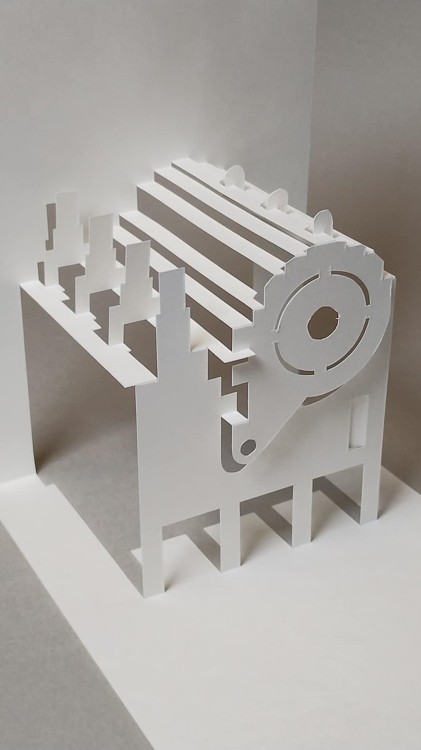 週刊折り紙建築クイズ36:ポストモダン初期に現れた機関車のようなこの建...