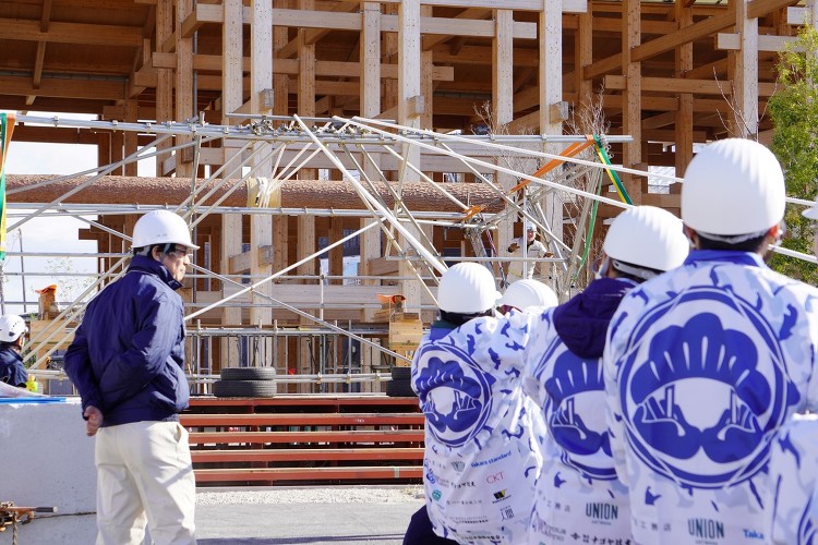 三井嶺氏の音頭取りで万博ステージを“人力建て起こし”、施工も祭りの「ポ...