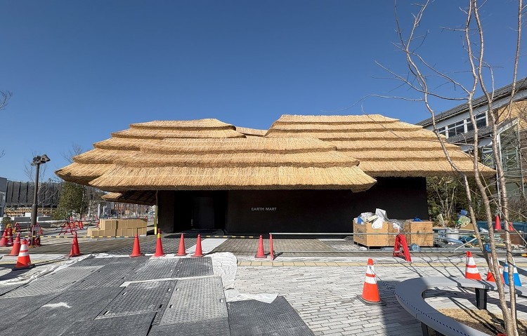 小山薫堂氏×隈研吾氏による茅(かや)葺きパビリオン、循環型素材の「茅」...