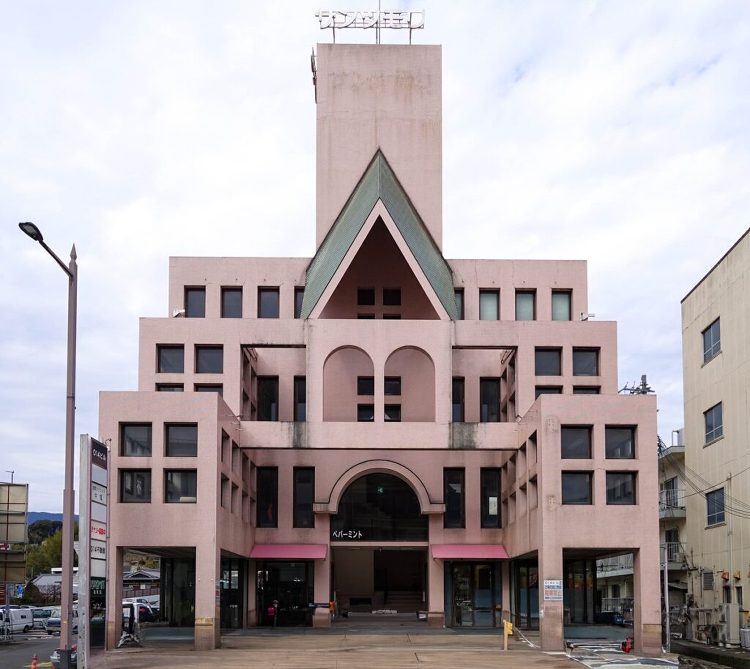 倉方俊輔連載「ポストモダニズムの歴史」16:渡辺豊和「仮面劇の建築化」...