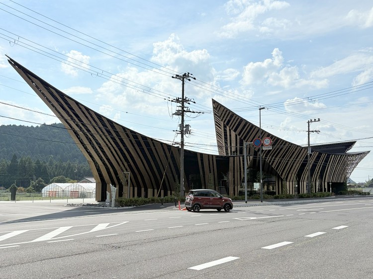 隈研吾氏の道の駅「あいの土山」を見た! オンブバッタのような巨大片持ち...