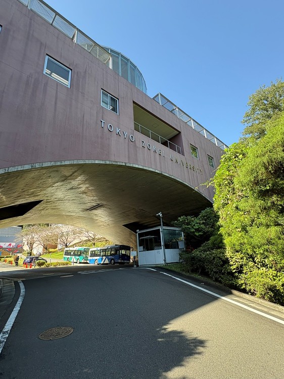 磯崎新の「東京造形大」を見る好機! “奇策”で当選したキャンパスを裏ま...