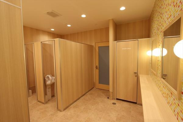 安城自動車学校（トイレ）のデザイン内装施工事例 [宇頭]｜店舗デザイン...