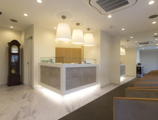 H歯科医院のデザイン内装施工事例 [岡町]｜店舗デザイン.COM